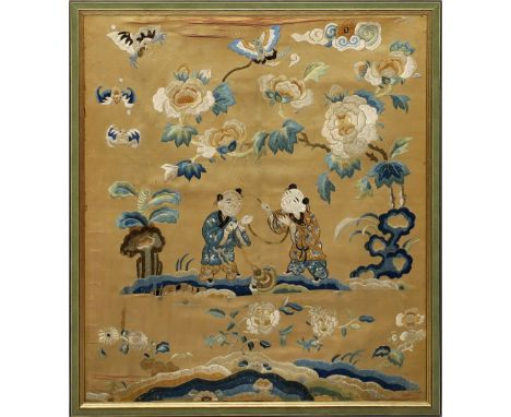 Seidenstickerei (China, 19. Jh.) 2 Jungen beim Drachensteigen in Landschaft. Farbige Seide (besch., fleckig). 55x 49 cm. R. E