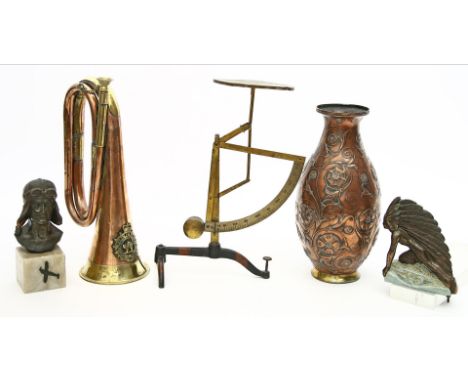 5 Metall-Raritäten: 2 Skulpturen "Portrait eines Piloten" und "Indianerhäuptling (Sockel fehlend oder Kühlerfigur), Vase mit 