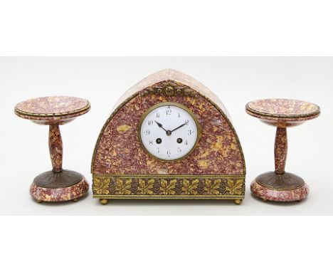 Art Deco-Kaminuhr mit Paar Beistellern. Roter, cremefarben marmorierter Marmor. Gehäuse mit Weinrebenfries und Blumendekor au