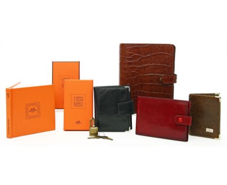 2 Etuis, großer und kleiner Timer, aus Leder. Gebrauchsspuren. Rolex, Gucci, Reveur Paris und Mulberry. Beigegeben: Schloss m