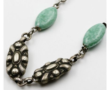 Art Deco-Halskette. 835/000 Silber. Abwechseln zwei ovale, stilisiert floral reliefierte Silberglieder und ein oval polierter