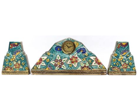 Art Deco-Kaminuhr mit Paar Vasen als Beisteller. Keramik. Reich reliefiert als stilisierte Felsen mit Blumenornamenten. Bunt 