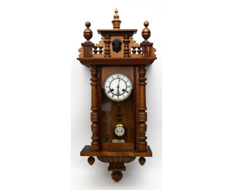 Gründerzeit-Wandregulator, Junghans. Nussbaumgehäuse. Eintürig verglastes Gehäuse mit seitlichen Halbsäulen und aufgesetztem 