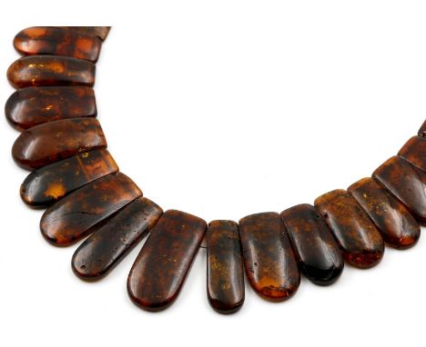 Art Deco-Bernstein-Collier. Dunkelbraune, transluzide Bernsteinlamellen (unterschiedliche Breiten, 1x besch.) mit Einschlüsse
