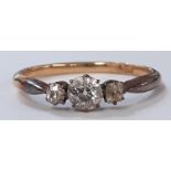 18ct gold three stone diamond ring approx. 0.40ct, - Ring size N - 2.1g