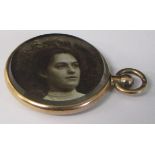 9ct gold double sided pendent containing photo, 3.3g