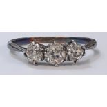 18ct gold three stone diamond ring, approx. 0.48ct - ring size Q -  1.8g