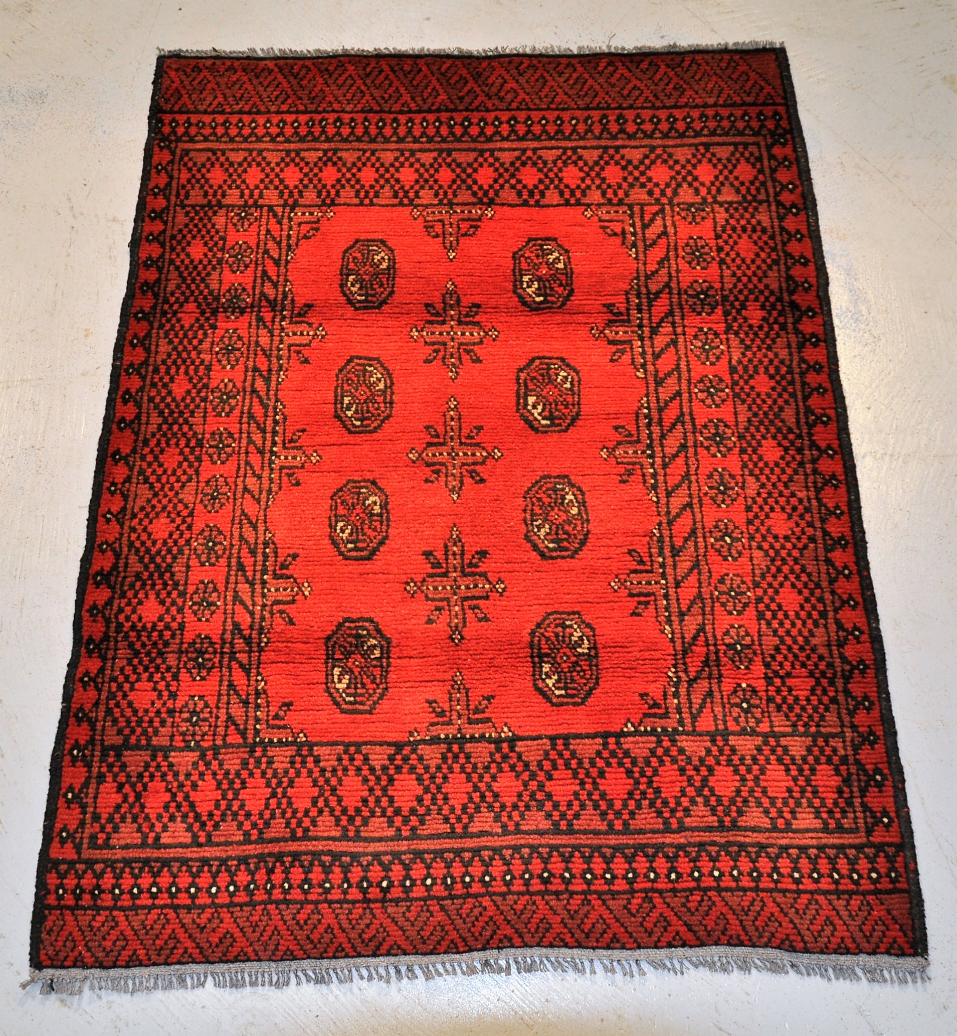 100 wool hand made Pakistan carpet, size 135cm x 98cm