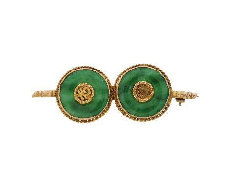 An 18ct gold jade disc brooch, stamped 18, length 5.1cm, 5.3gOverall good conditionJade is a mottled light to dark green hue,