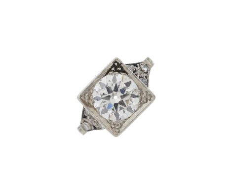 A Belle Epoque 18ct gold and platinum circular-cut diamond single-stone ring, with single-cut diamond trefoil shoulders and e