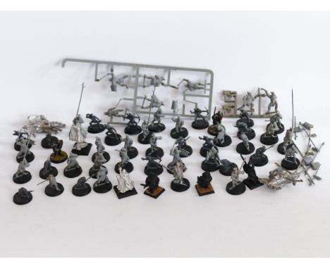 This is a lot of LORD OF THE RINGS miniatures made by CITADEL for GAMES WORKSHOP. Includes a mixture of plastic and metal fig