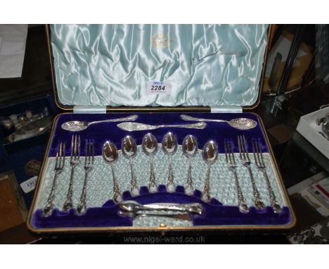 A 16 piece Thomas Turner tea spoon/cake fork set, cased