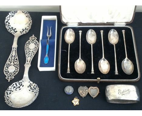 A pair of silver open metalwork and engraved spoons, hallmarked Sheffield 1911, a silver Mizpah brooch, hallmarked Birmingham