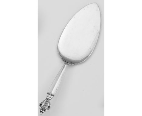 Kuchenheber "Acorn" Silber. Konischer Heber, übergehend in reliefplastischen Ansatz in Form von Voluten und kannelierten Grif