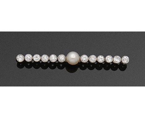 Art Déco-Stabnadel mit Diamanten Weißgold, teilw. mit Gelbgold verbödet, 18 ct.;  Zentral besetzt mit einer weißen Zuchtperle