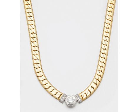 Klassisches Brillant-Collier Gelbgold, gest. 750. Flachpanzerkette, zentral besetzt mit einem Brillant-Solitär von ca. 1,20 c