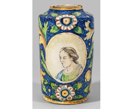 Großer Albarello mit Damen- und Herrenbildnis Majolika. Polychromer Scharffeuerdekor. Auf der Wandung zwei Ovalmedaillons mit