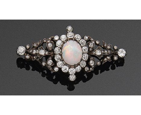 Belle Epoque Opal-Diamantbrosche Silber, geschwärzt und Roségold, 14 ct.; Vierpassige Kartusche aus Blattwerk in Ajour, zentr