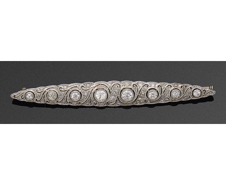 Art Déco-Diamantnadel in Ajour Weißgold, 18 ct.; Besetzt mit Altschliffdiamanten von zus. ca. 0,90 ct., umzogen von feinen Mi