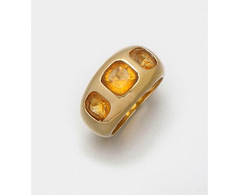 Dekorativer Bandring mit Citrinen Gelbgold, gest. 750. Zentral besetzt mit drei goldgelben Citrinen von zus. ca. 3,00 ct. im 