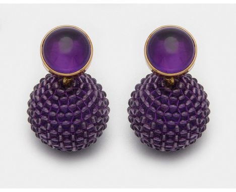 Paar extravagante Amethyst-Ohrgehänge von Birgit Weingarten Roségold, gest. 750. Besetzt mit zwei tief violettfarbenen Amethy
