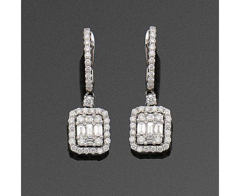 Paar elegante Diamant-Ohrgehänge Weißgold, gest. 750. Schauseitig ausgefasst mit Brillanten und Diamantbaguetten von zus. ca.