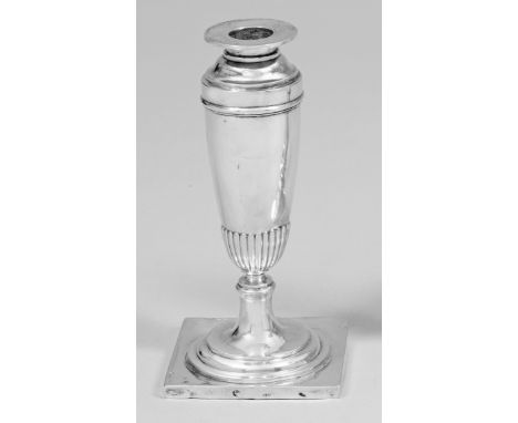 Biedermeier-Tafelleuchter Silber. Quadratische Plinthe mit trompetenförmigem, profiliertem Fuß, übergehend in unterhalb godro