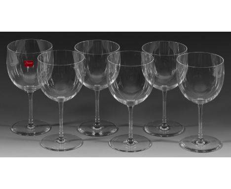 Satz von sechs Baccarat-Weißweingläsern Farbloses Kristallglas. Moderne, zeitlos elegante Form mit flachem Scheibenfuß, gerad