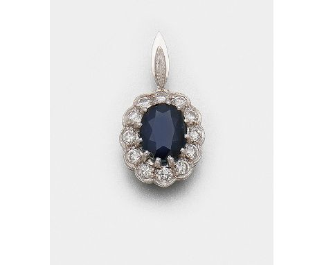 Klassischer Saphiranhänger Weißgold, 14 ct.; Zentral besetzt mit einem Saphir im Ovalschliff von ca. 2,00 ct., entouriert von