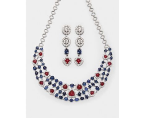 Glamouröses Demi Parure mit Rubinen und Saphiren Collier und korrespondierendes Paar Ohrgehänge. Weißgold, gest. 750. Schause