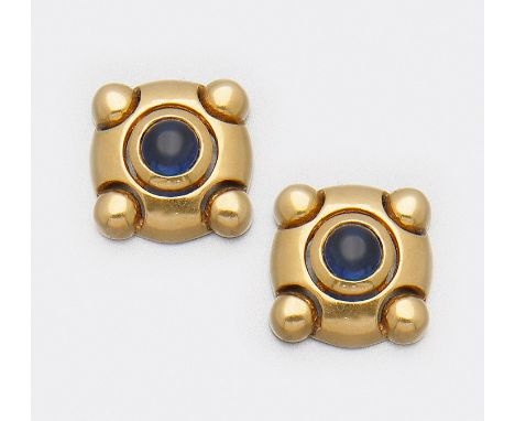 Paar klassische Saphir-Ohrringe Gelbgold, 14 ct.; Zentral besetzt mit zwei tintenblauen Saphircabochons. Ges.-Gew. ca. 7,64 g