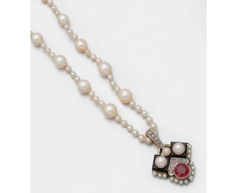 Art Déco-Perlcollier mit Rubinanhänger Gelbgold, teilw. mit Silber verbödet, gest. 585. Einreihige Kette aus weißen Zuchtperl