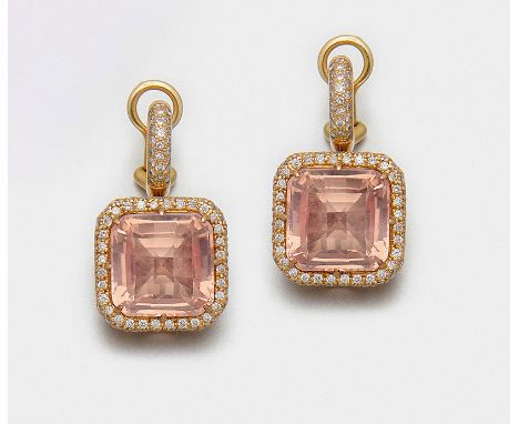 Paar elegante Rosenquarz-Ohrringe Roségold, gest. 750. Schauseitig besetzt mit zwei Rosenquarzen im Briolettschliff, entourie