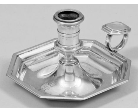 Biedermeier-Handleuchter Silber. Achtkantiger, tief gemuldeter und getreppter Teller mit Ringgriff. Mittig aufsteigender, kur
