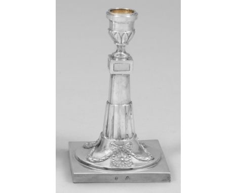Kleiner Louis XVI-Tafelleuchter Silber. Über quadratischer Plinthe konischer Rundfuß mit reliefplastischen, von Lorbeerfeston