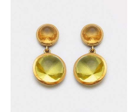 Paar dekorative Ohrringe Gelbgold, gest. 750. Schauseitig besetzt mit jeweils einem apfelgrünen Peridot und einem goldgelben 