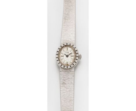 Schmuck-Damen-Armbanduhr aus den 60er Jahren Weißgold, gest. 750. Ovales Uhrengehäuse, Lunette umlaufend mit Diamanten besetz