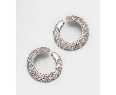 Paar elegante Diamantohrringe Weißgold, 18 ct.; Schauseitig besetzt mit Diamanten von zus. ca. 3,00 ct. in Pavéfassung. Ges.-