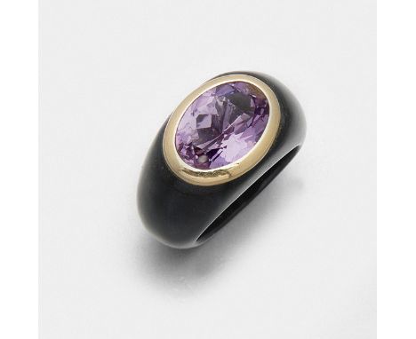 Dekorativer Amethyst-Onyxring Gelbgold, 14 ct.; Leicht verlaufender Bandring aus schwarzem Onyx, zentral besetzt mit einem fl