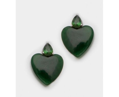 Paar Jade-Herzohrringe von FOCHTMANNWeißgold, gest. 750. Spinatgrüne Jade-Herzen, bekrönt von jeweils einem olivgrünen Perido