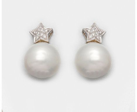 Paar Südseeperl-Ohrringe mit Diamantsternen Weißgold, gest. 750. Steckbrisur besetzt mit Diamanten von zus. ca. 0,20 ct., unt