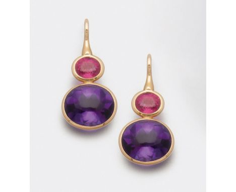 Paar extravagante Amethyst-Turmalin-Ohrgehänge Roségold, gest. 750. Schauseitig besetzt mit fliederfarbenen Amethysten von zu