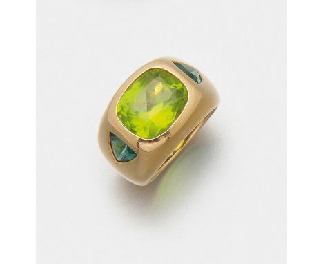 Extravaganter Bandring mit Peridot und Turmalinen Gelbgold, gest. 750. Zentral besetzt mit einem apfelgrünen Peridot von ca. 