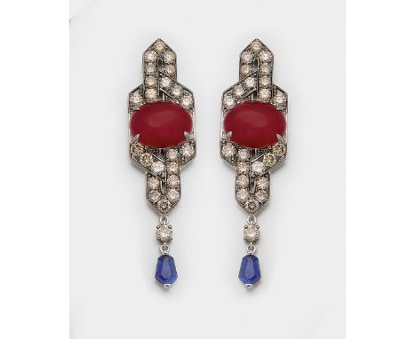 Paar prachtvolle Rubin-Ohrgehänge Weißgold, gest. 750. Zentral besetzt mit zwei taubenblutroten Rubincabochons von zus. ca. 1