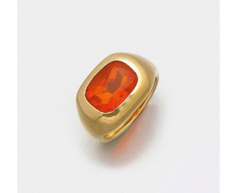 Bandring mit seltenem Feueropal von Juwelier Hansen, Hamburg Gelbgold, gest. 750. Zentral besetzt mit einem orangefarbenem Fe