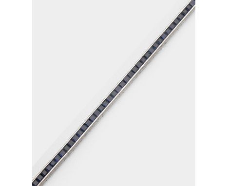 Hochfeines Rivière-Armband Weißgold, gest. 750. Linear besetzt mit insges. 58 tintenblauen Saphiren im Carréeschliff von zus.
