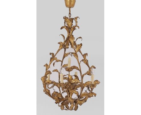 Deckenleuchter im Rokoko-Stil 5-flg.; Metall, goldfarben lackiert. Balusterförmiger Korpus aus geschwungenen Streben mit üppi