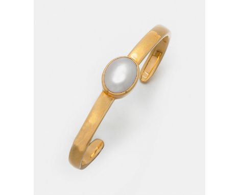 Moderner Armreif mit Mabé-Perle Gelbgold, gest. 750. Schlichte Armspange zentral besetzt mit ecrufarbener Mabé-Perle in sehr 