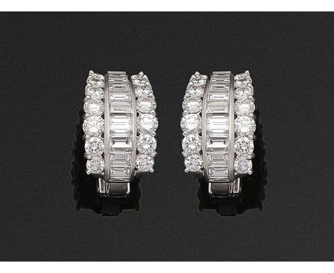 Paar hochfeine Cocktail-Diamantohrclips Weißgold, gest. 750. Schauseitig besetzt mit Diamantbaguetten und Brillanten von zus.