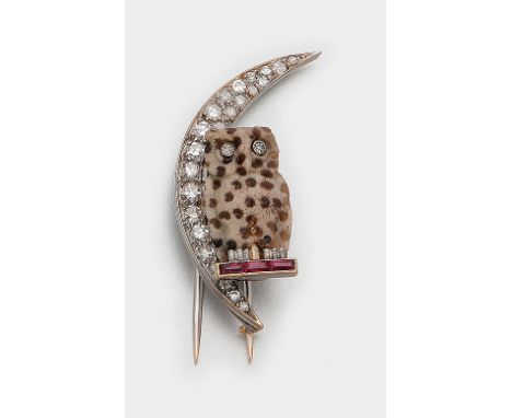 Seltene Tigerjaspis-Brosche, Frankreich um 1910 Weißgold, gest. 750. Darstellung eines Uhus vor einem Halbmond aus Tigerjaspi